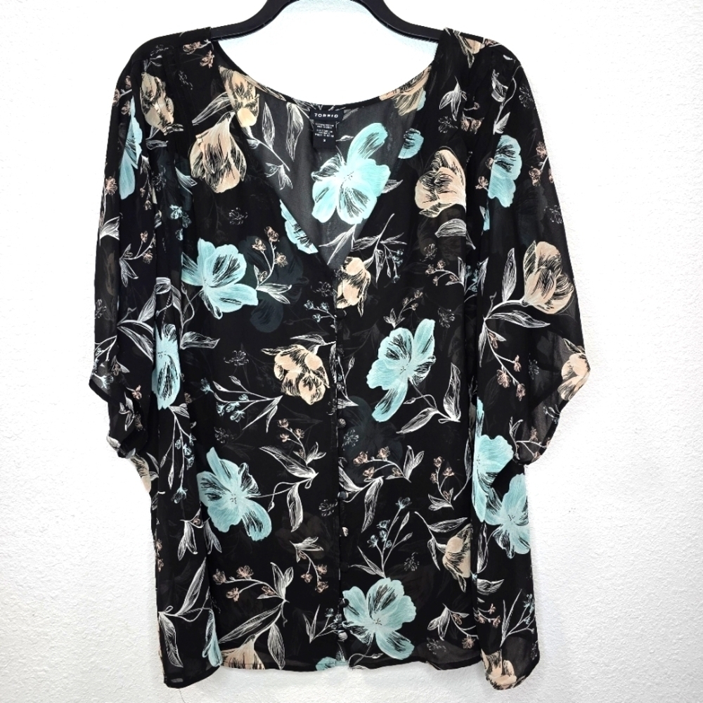Torrid Womens  Black Floral Chiffon Button Blouse  Short Sleeve Size 3X.